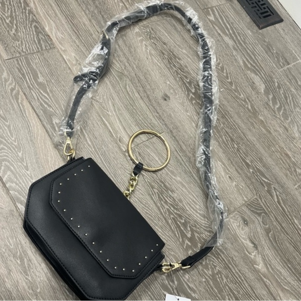 Black‎ purse